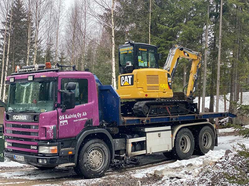 OS Kaivin Oy:n kuorma-auto, lavalla telakaivinkone.