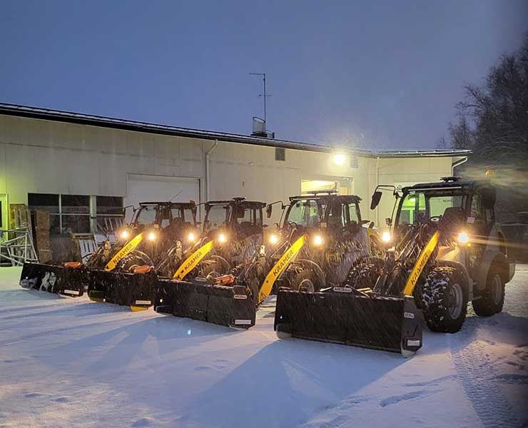 OS Kaivin Oy:n pyöräkuormaajat rivissä.